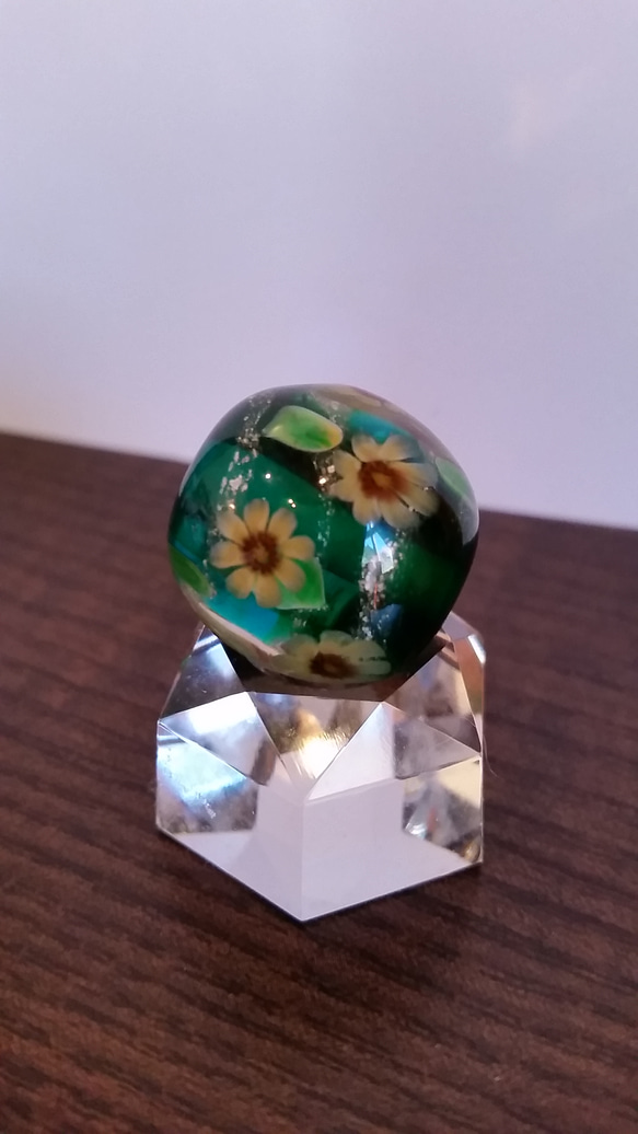 小さなガラスのお花玉、ひまわりグリーン 3枚目の画像
