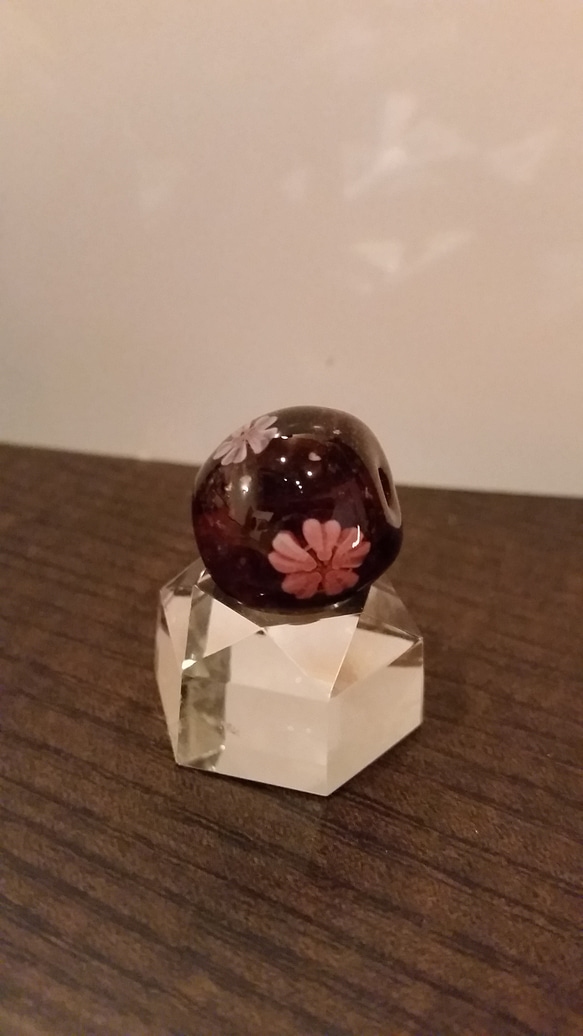 小さなガラス桜玉、赤紫系 2枚目の画像