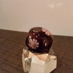 小さなガラス桜玉、赤紫系 3枚目の画像