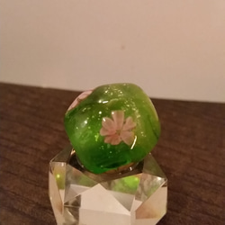 小さなガラスの桜玉、グリーン系 2枚目の画像