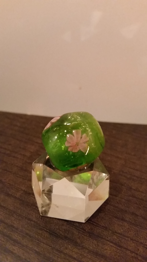 小さなガラスの桜玉、グリーン系 2枚目の画像