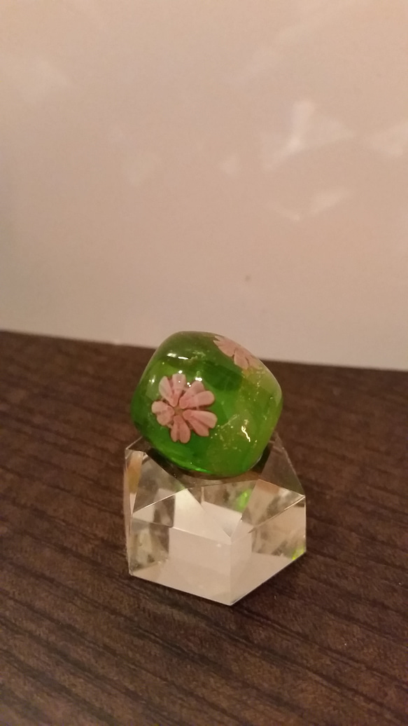 小さなガラスの桜玉、グリーン系 3枚目の画像