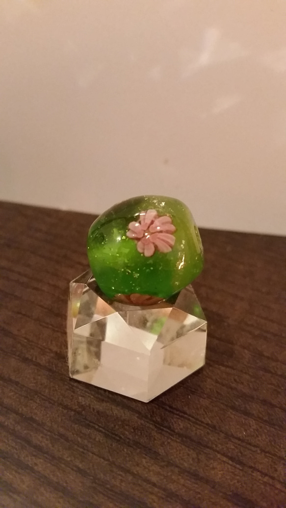 小さなガラスの桜玉、グリーン系 4枚目の画像