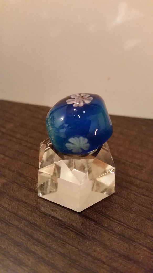 小さなガラスの桜玉、ブルー系1 2枚目の画像