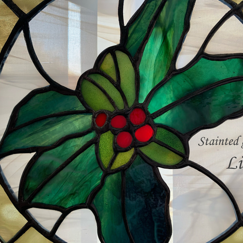 ステンドグラス「ヒイラギのまんまるリース」オーナメント クリスマス