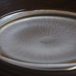宙吹き硝子の表面にダイヤでカットを施した、直径１４センチの硝子製和菓子平皿 3枚目の画像