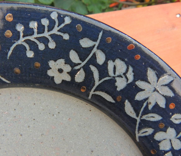 花模様のリム皿 3枚目の画像