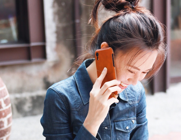 iPhone XR 極簡系列經典款皮革保護套 - 復古灰 第8張的照片