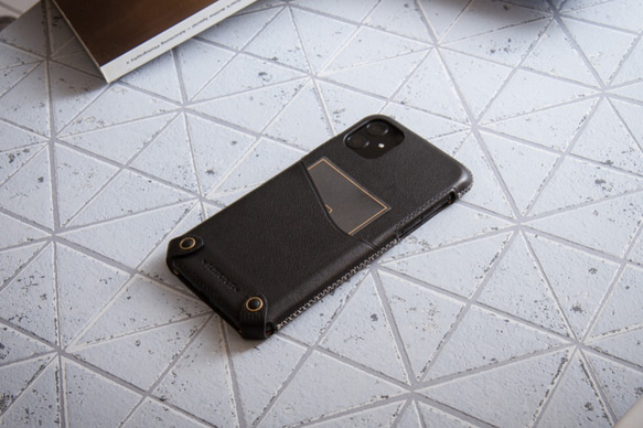 iPhone 11 極簡系列經典款皮革保護套 - 騎士黑 第3張的照片