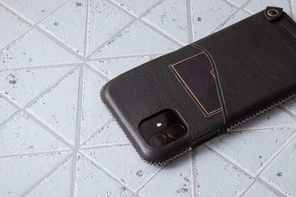 iPhone 11 極簡系列經典款皮革保護套 - 騎士黑 第4張的照片