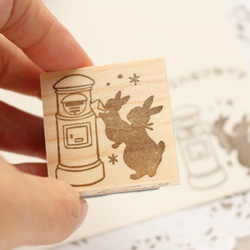 復古郵箱和兔子郵票 第1張的照片