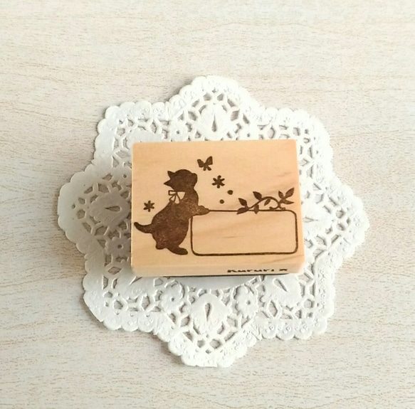 小貓和蝴蝶小免費框架郵票 第1張的照片