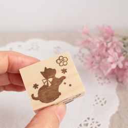 一朵花和一隻小貓的小郵票 第2張的照片