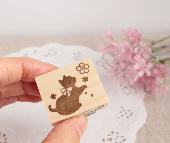 一朵花和一隻小貓的小郵票 第2張的照片