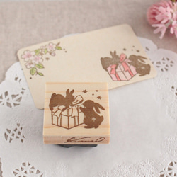 2羽うさぎとプレゼントの消しゴムはんこ（垂れ耳&立ち耳） 4枚目の画像