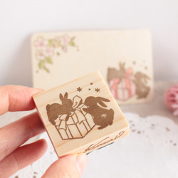 2羽うさぎとプレゼントの消しゴムはんこ（垂れ耳&立ち耳） 3枚目の画像