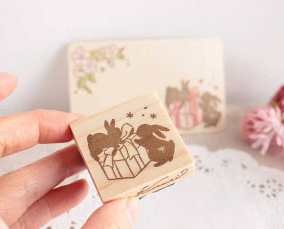 2羽うさぎとプレゼントの消しゴムはんこ（垂れ耳&立ち耳） 3枚目の画像
