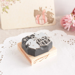 2羽うさぎとプレゼントの消しゴムはんこ（垂れ耳&立ち耳） 6枚目の画像