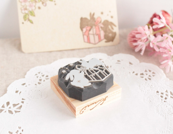 2羽うさぎとプレゼントの消しゴムはんこ（垂れ耳&立ち耳） 6枚目の画像