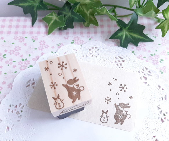冬うさぎの消しゴムはんこ　雪　雪だるま　クリスマス　年賀状 1枚目の画像