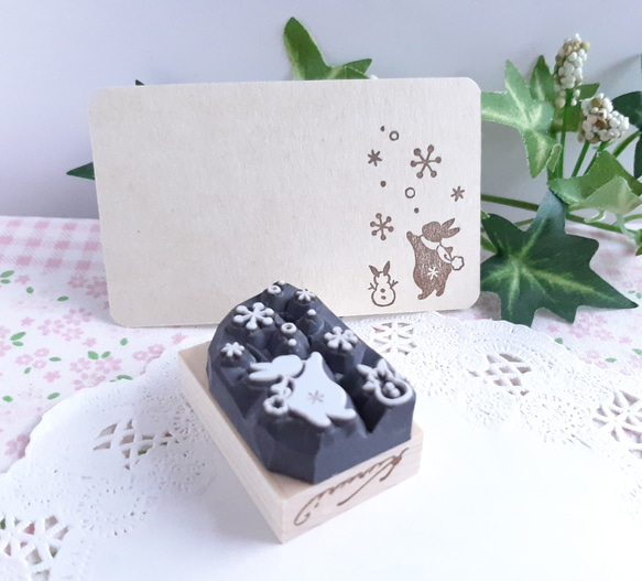 冬うさぎの消しゴムはんこ　雪　雪だるま　クリスマス　年賀状 2枚目の画像