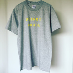 シンプルなTシャツ「DETROIT HOUSE」グレー 1枚目の画像