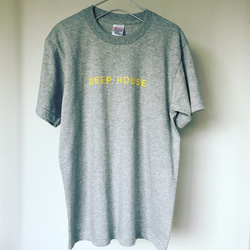 シンプルなTシャツ「DEEP HOUSE」グレー 1枚目の画像