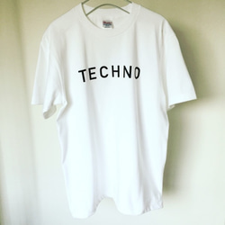 シンプルなTシャツ「TECHNO」白 1枚目の画像