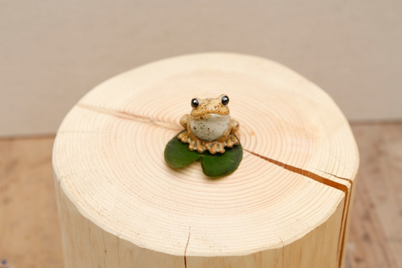 受注生産　【チビ】陶器のカエル　福が「かえる」、人が無事「かえる」　シロ 1枚目の画像