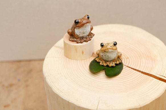 受注生産　【チビ】陶器のカエル　福が「かえる」、人が無事「かえる」　シロ 2枚目の画像