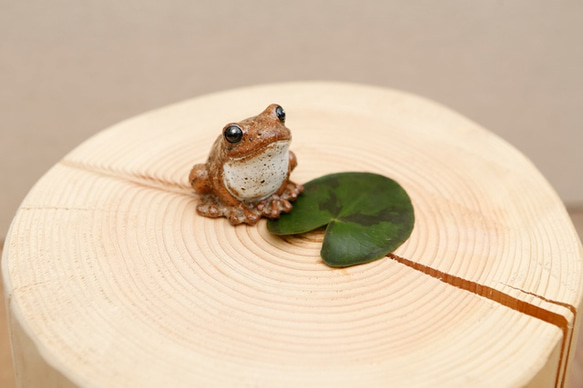 受注生産【チビ】陶器のカエル　福が「かえる」、人が無事「かえる」　アカ 1枚目の画像