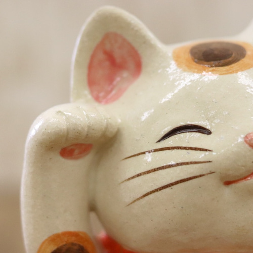 お多福顔の招き猫 錦彩大福招き猫ﾃﾞｨｽﾌﾟﾚｲｾｯﾄ 24ヶ – 中外陶園オンラインストア