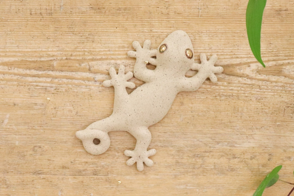 受注生産【小】陶器の家守（やもり）壁飾り（シロ　尾巻） 1枚目の画像