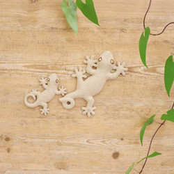 受注生産【小】陶器の家守（やもり）壁飾り（シロ　尾巻） 2枚目の画像