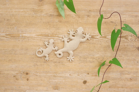 受注生産【小】陶器の家守（やもり）壁飾り（シロ　尾巻） 2枚目の画像