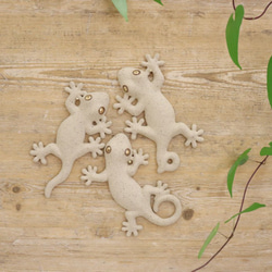 受注生産【小】陶器の家守（やもり）壁飾り（シロ　尾巻） 3枚目の画像