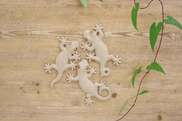 受注生産【小】陶器の家守（やもり）壁飾り（シロ　尾巻） 3枚目の画像