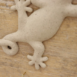 受注生産【小】陶器の家守（やもり）壁飾り（シロ　尾巻） 4枚目の画像