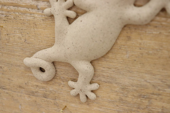 受注生産【小】陶器の家守（やもり）壁飾り（シロ　尾巻） 4枚目の画像