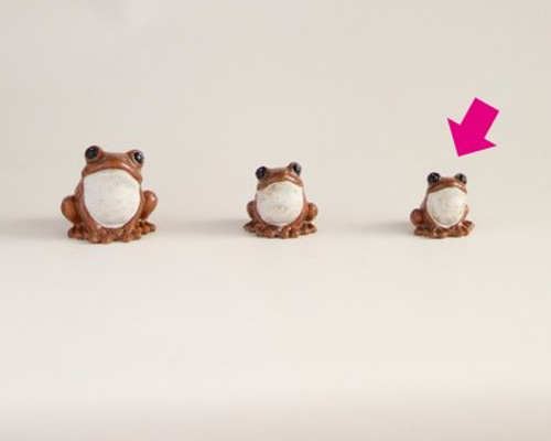孫チビ】陶器のカエル 福が「かえる」、人が無事「かえる」 アカ