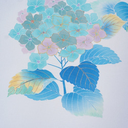 染めと刺繍のアクセサリーtint　 かすかに揺れる紫陽花のピアス/イヤリング　 翡翠/ジェイド 6枚目の画像
