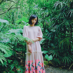 藕粉罌粟繡花蓬袖連身洋裝 第3張的照片