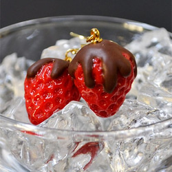 チョコディップ苺のピアス 2枚目の画像