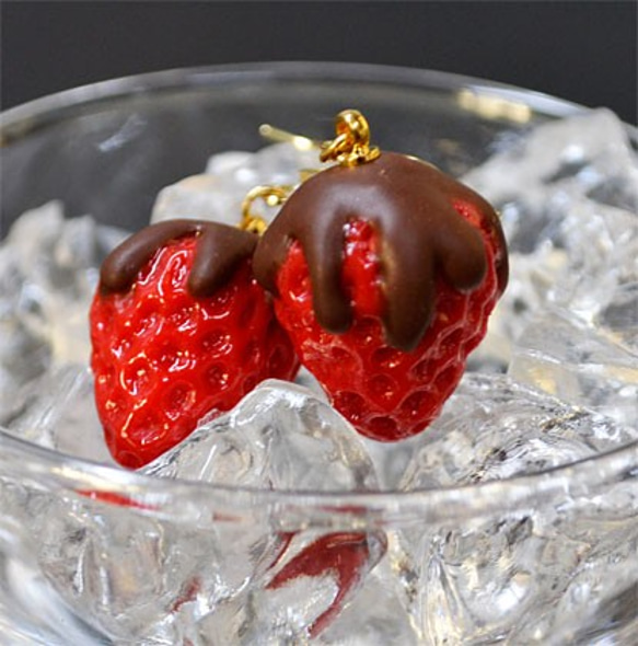 チョコディップ苺のピアス 2枚目の画像