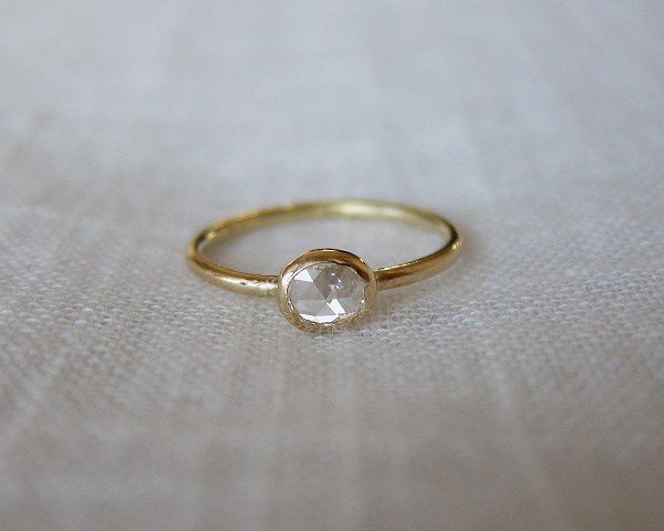 オーバルクリアホワイトダイヤモンド K18YG ピンキーリング