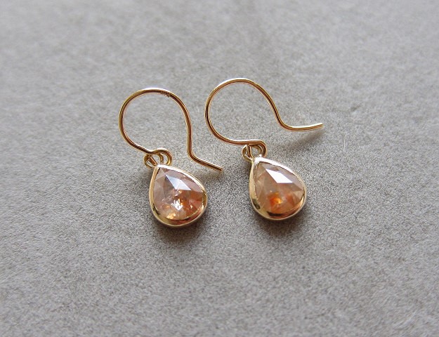 ペアシェイプアプリコットダイヤモンド K18YGピアス