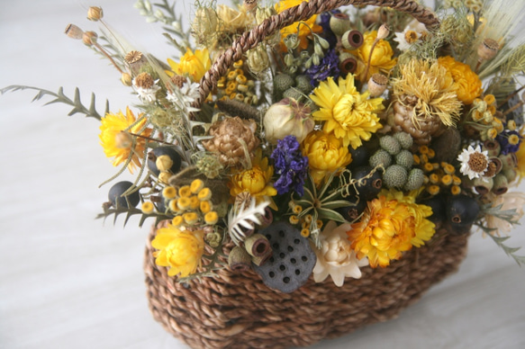 Natural yellow dryflower basket 2枚目の画像