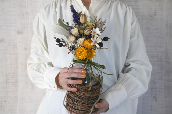 籐とガラスボトル hanging yellow dayflowers 1枚目の画像