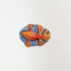 夏の金魚の陶器ブローチ 1枚目の画像