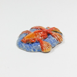 夏の金魚の陶器ブローチ 2枚目の画像